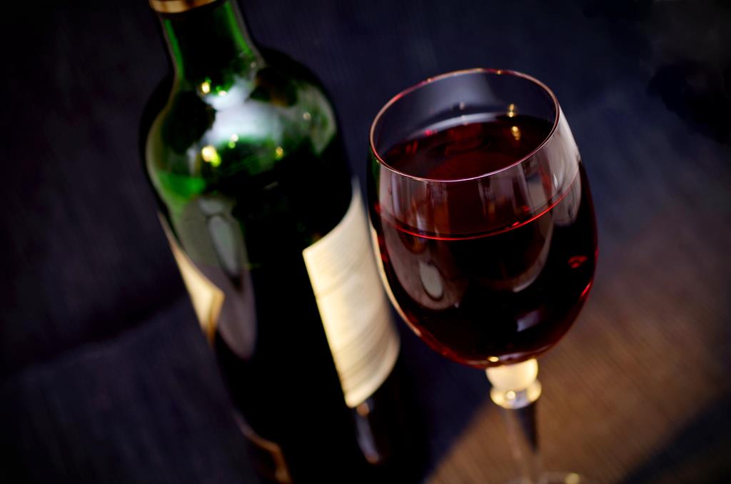 os vinhos tintos têm uma duração mais longa após serem abertos devido a sua quantidade de taninos e acidez
