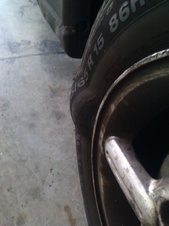 quando o quadro interno do pneu está comprometido é possível notar algumas bolhas nas laterais dos pneus