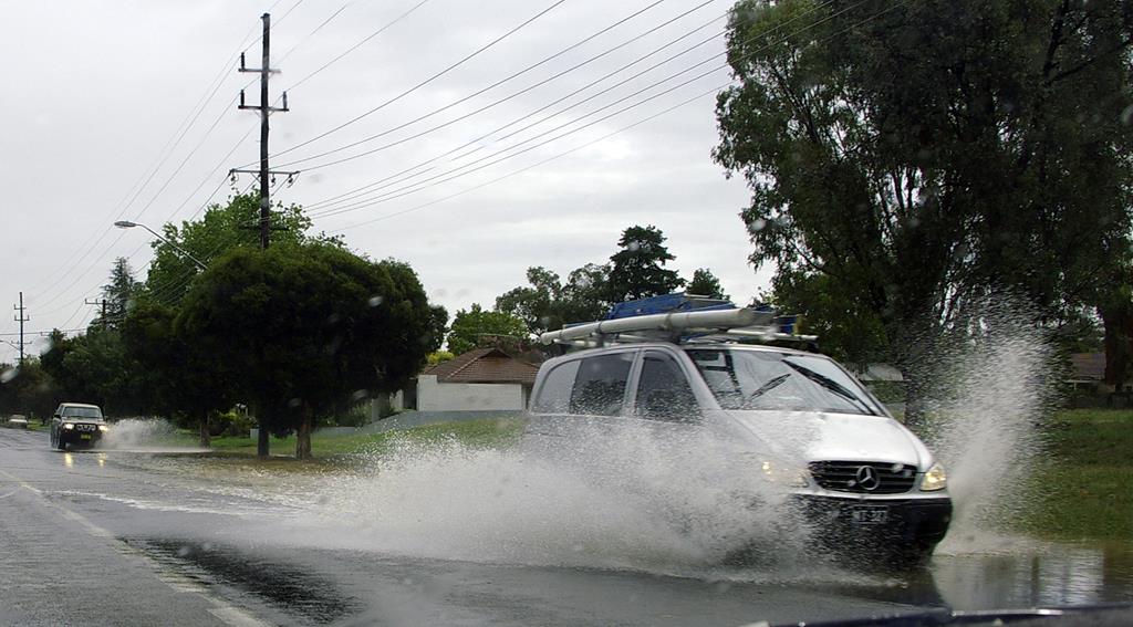 pneus carecas aumentam o risco de aquaplanagem