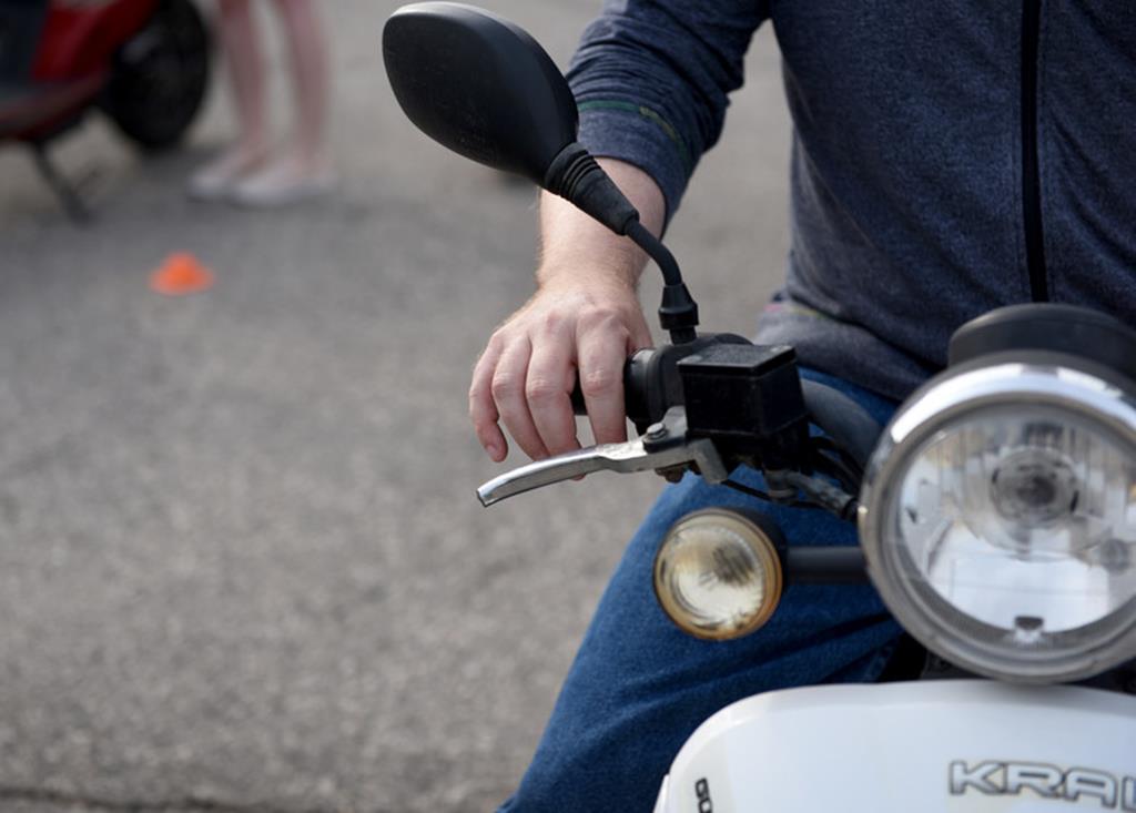 a frenagem de um scooter costuma ser diferente da frenagem de uma moto comum, o que faz com que você precise treinar para entender como esse mecanismo funciona